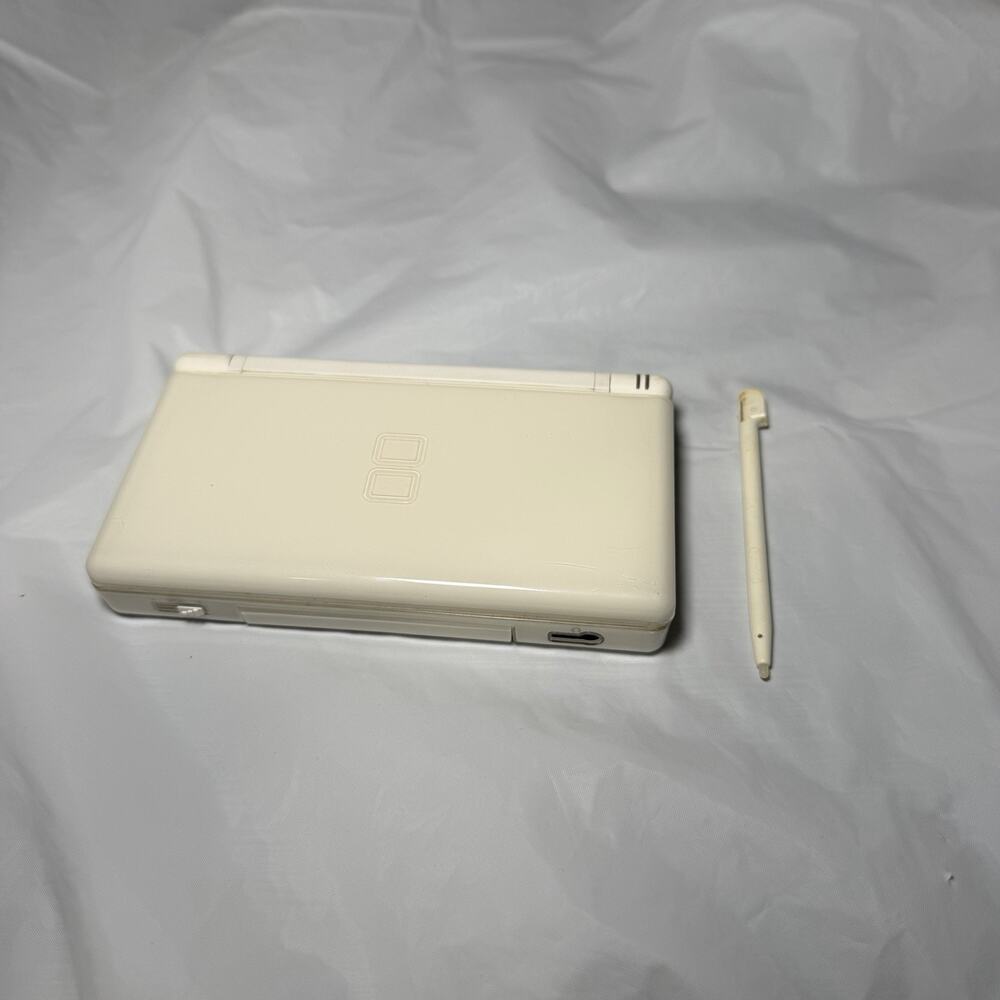 Nintendo DS Lite USG-001 White Japanese With New Battery READ DESCRIPTION